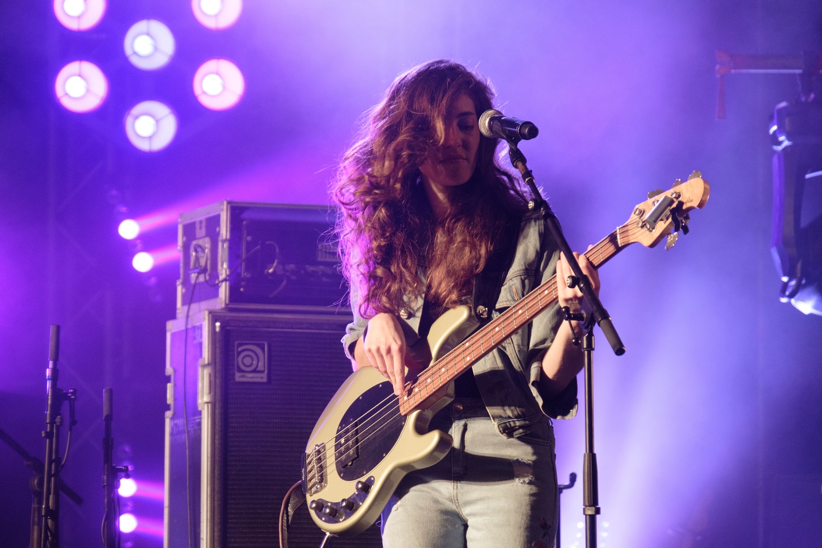 headphonik - woman playing guitar in theater